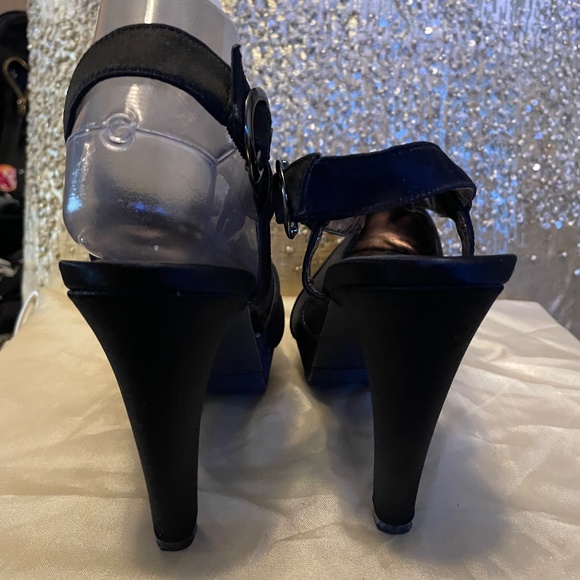 Like new! Macy's International Satin Black 4 inch Heels size 7.5 - Picture 4 of 13